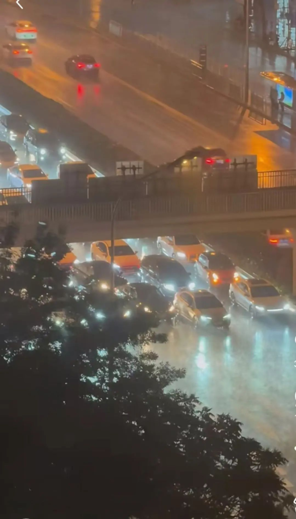 盈策略 锐评｜立交桥下躲冰雹？不该为一己之利给城市添堵